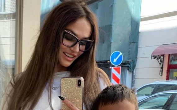 «Конечно, я тебя люблю»: сын Алены Водонаевой уговорил мать оставить его с отцом