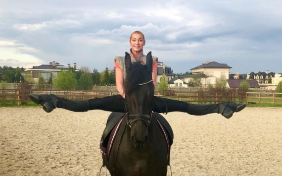 Оседлала жеребца: Анастасия Волочкова показала очередной шпагат верхом на коне