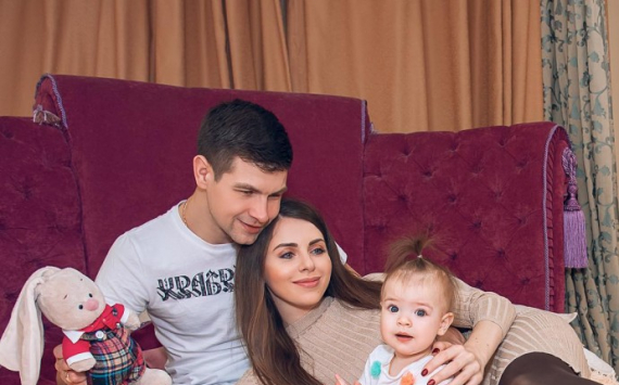 «Какая длинноволосая!»: муж Ольги Рапунцель поделился снимком новорожденной дочки