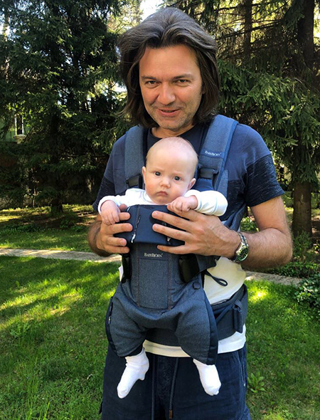 Уикенд с отцом: Дмитрий Маликов вслед за Алексеем Чадовым взял двухлетнего сына на «рыбалку»