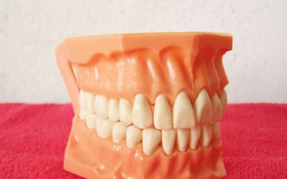 Стоматологи назвали разрушающие зубы привычки