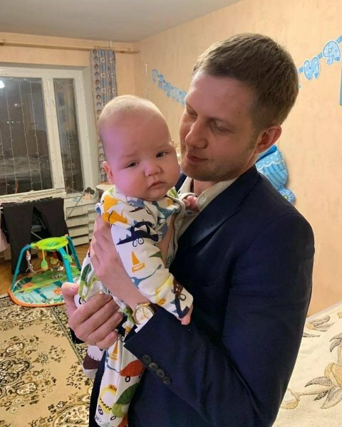 «Мы с крестником Сережей»: ведущий Борис Корчевников поделился снимком с ребенком