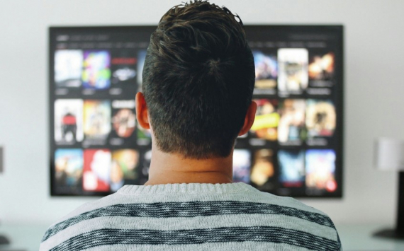 Ученые: Просмотр телевизора больше двух часов в день может убить
