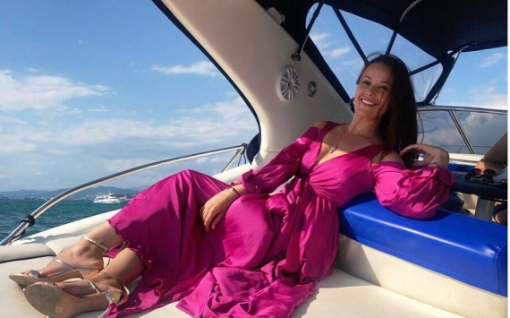 «Море и небо»: Оксана Федорова в белоснежном платье-балахоне насладилась солнечной погодой на яхте