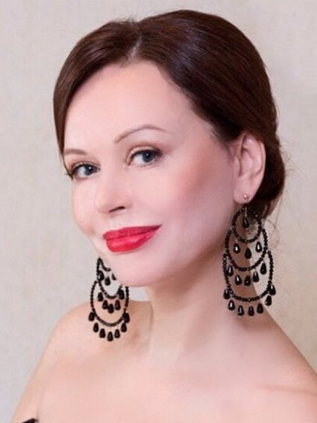 Ирина Безрукова предстала на светской тусовке в алом платье-халате, собрав волосы в стильную «розетку»