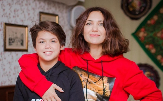 Загорелый шатен с родинкой на щеке: Екатерина Климова прогулялась по «Зарядью» с 13-летним сыном от Игоря Петренко