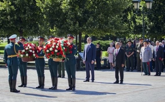 Возложение цветов к могиле Неизвестного солдата в Москве