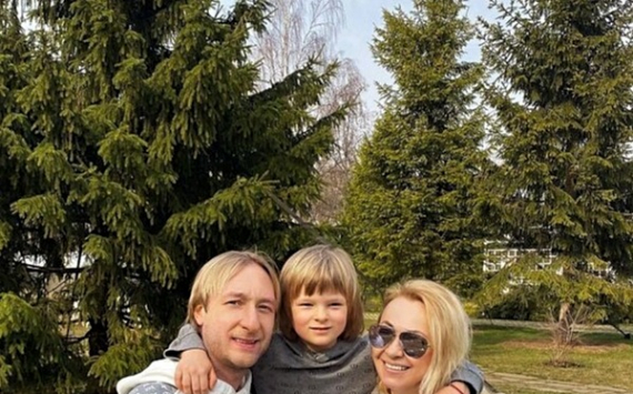 «Сашка – первоклашка»: Яна Рудковская с Евгением Плющенко отвели сына в школу