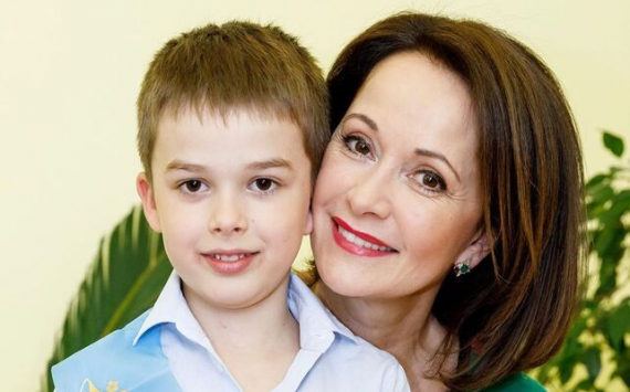 «В добрый путь»: Ольга Кабо проводила сына во второй класс
