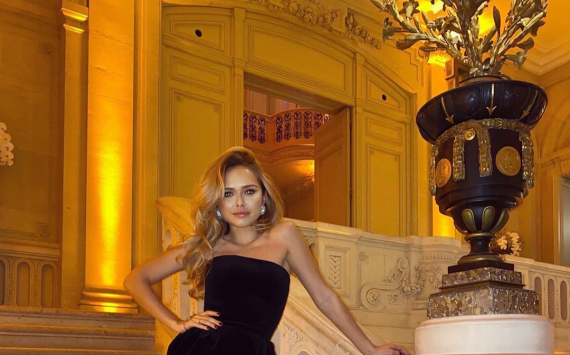 В стиле наив: Стеша Маликова в платье бэби-долл из органзы предстала в концертном зале