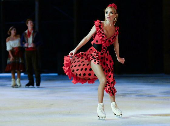 «Невероятно энергично»: Татьяна Навка в красном жакете появилась в жюри шоу «Ледниковый период»