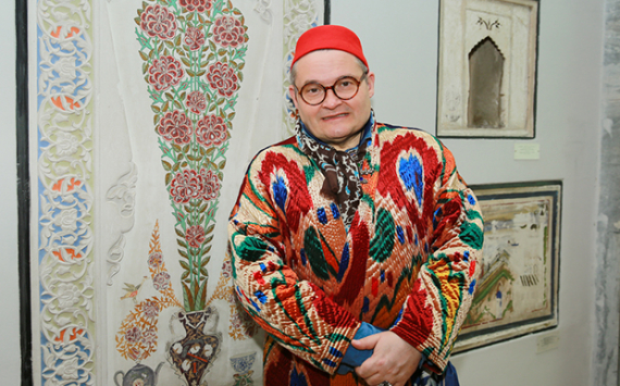 «Всегда дает объем»: Александр Васильев назвал модное пальто, которое стоит носить только хрупким девушкам