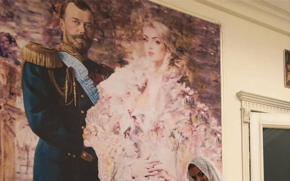 Фанатка из Астрахани подарила Анастасии Волочковой портрет ее семьи