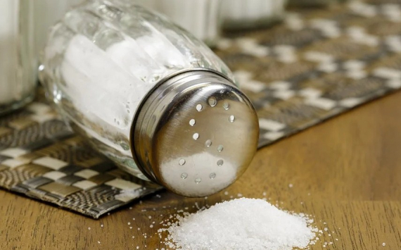 Ученые связали чрезмерное употребление соли с высоким риском заражения коронавирусом