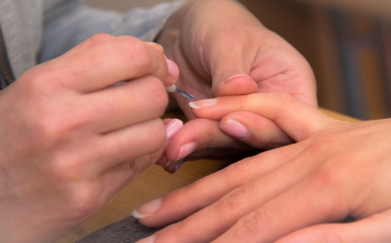 Дерматолог Андриянова перечислила неочевидные причины белых пятен на ногтях