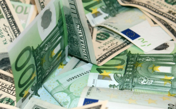 Экономист Финогенова оценила вероятность «схлестнуться» евро с долларом