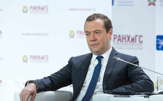 Медведев: Нам стоит перестать торговать продовольствием с недружественными странами