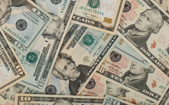 Экономист Хазин назвал россиянам главный риск покупки доллара