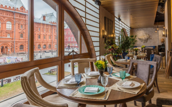 Посещаемость дорогих ресторанов Москвы упала почти на 30% за две недели