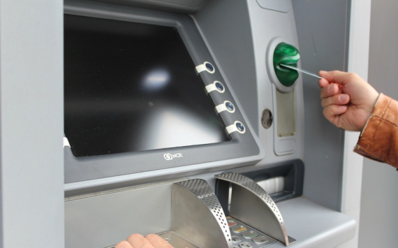Большинство банкоматов в России не готовы принимать новые "сторублёвки"