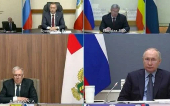 Владимир Путин посетил совещание с отечественными аграриями в день продления зерновой сделки