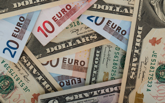 Костин призвал россиян не хранить сбережения в «токсичных» валютах