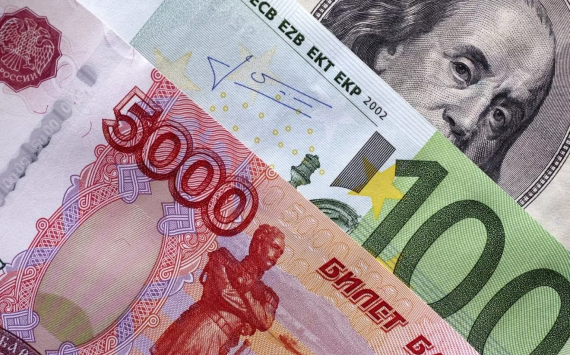 Граждане РФ стали продавать запасы валюты из-за ослабления рубля