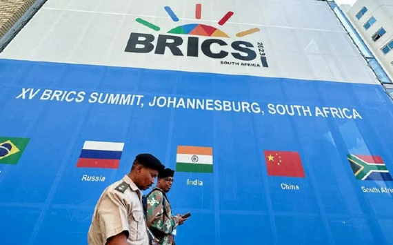 На саммите БРИКС в ЮАР решили потеснить доллар новой валютой
