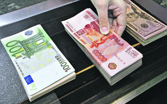 Стоимость евро может превысить 100 рублей уже летом этого года