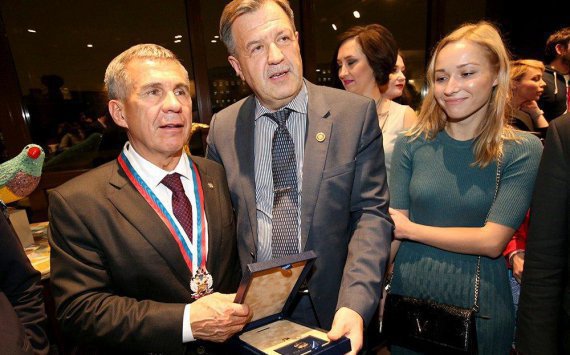 Мансур Юсупов наградил президента Республики Татарстан Рустама Минниханова орденом «Патриот России» 