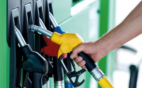 В России АЗС впервые за год опустили цены на бензин на 7-8 копеек