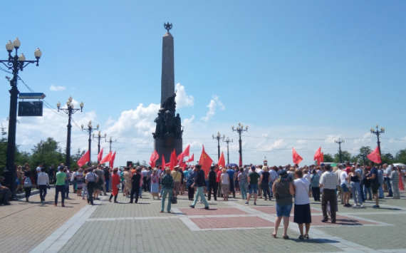 В Хабаровске представители КПРФ устроили митинг против пенсионной реформы