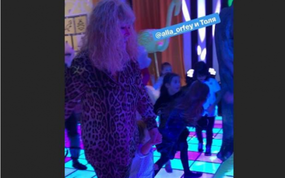 Алла Пугачева на вечеринке в честь дня рождения близнецов появилась в леопардовом костюме 