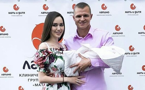 Дмитрий Тарасов показал в Instagram фотографию с младшей наследницей