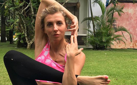 50-летняя Светлана Бондарчук в белых леггинсах продемонстрировала растяжку на коврике для йоги