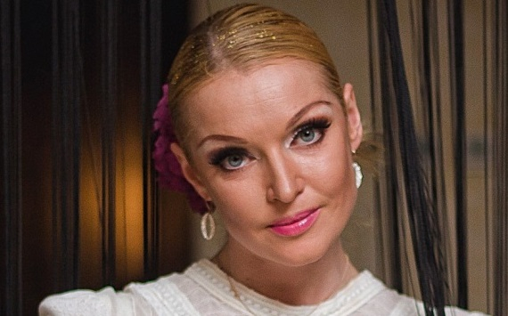Анастасия Волочкова в Instagram похвасталась свадебным платьем
