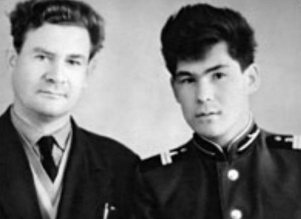 Аман Тулеев (справа) с отчимом
